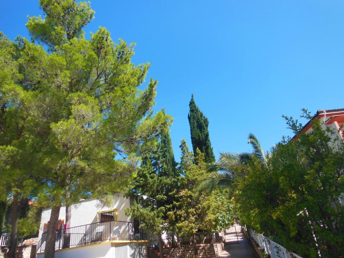 Holiday Home Oleander Zaboric Bagian luar foto